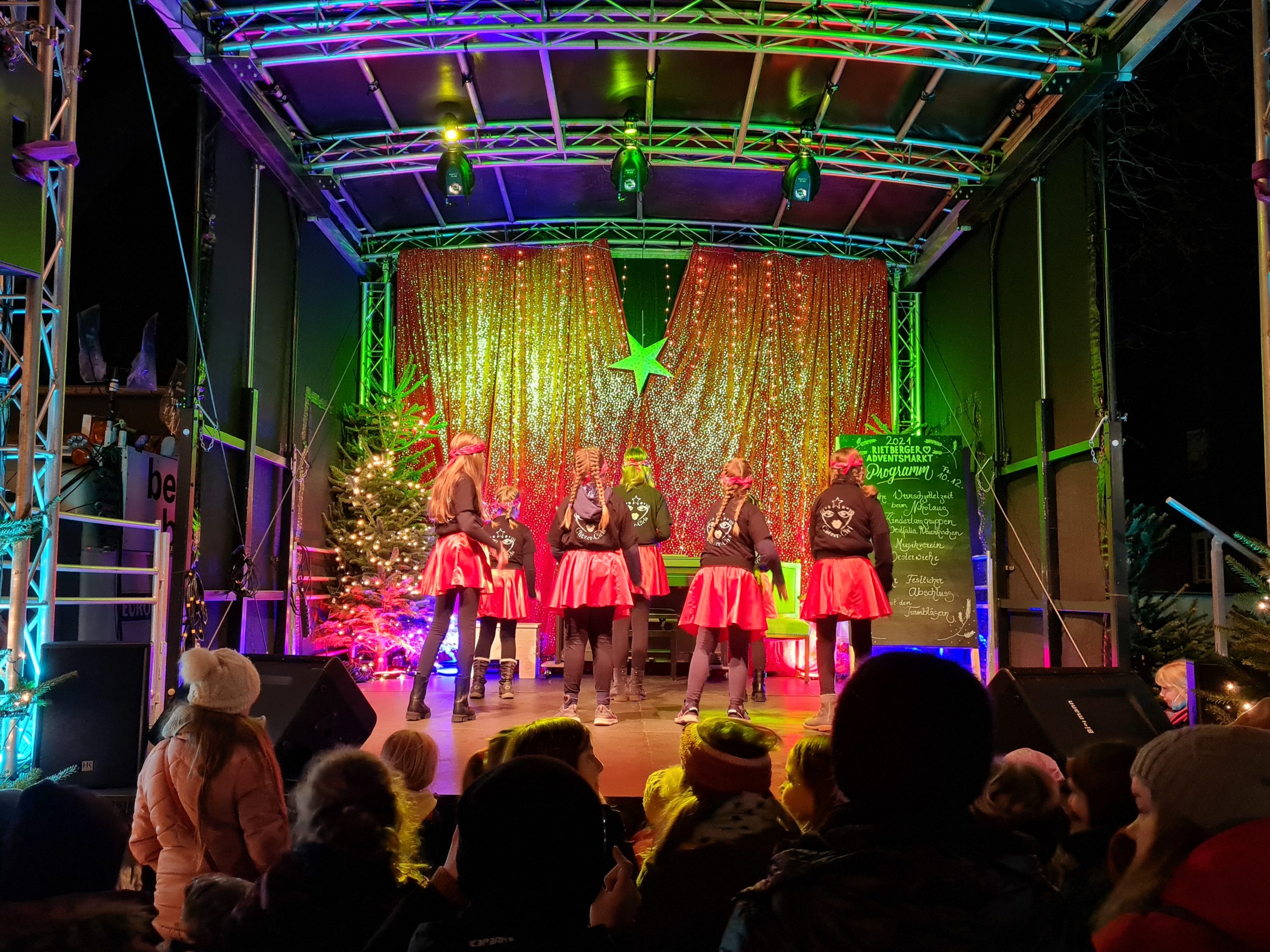 Disco- Bienchen und Glitzer- Girls glänzen bei weihnachtlichem Auftritt