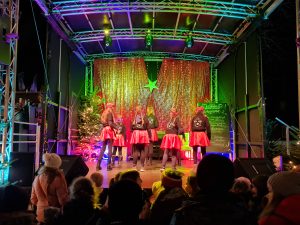 Read more about the article Disco- Bienchen und Glitzer- Girls glänzen bei weihnachtlichem Auftritt