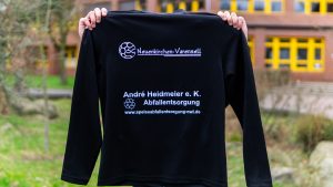 Read more about the article André Heidmeier Abfallentsorgung sponsert neue Trainingsjacken für unsere 1. Damen