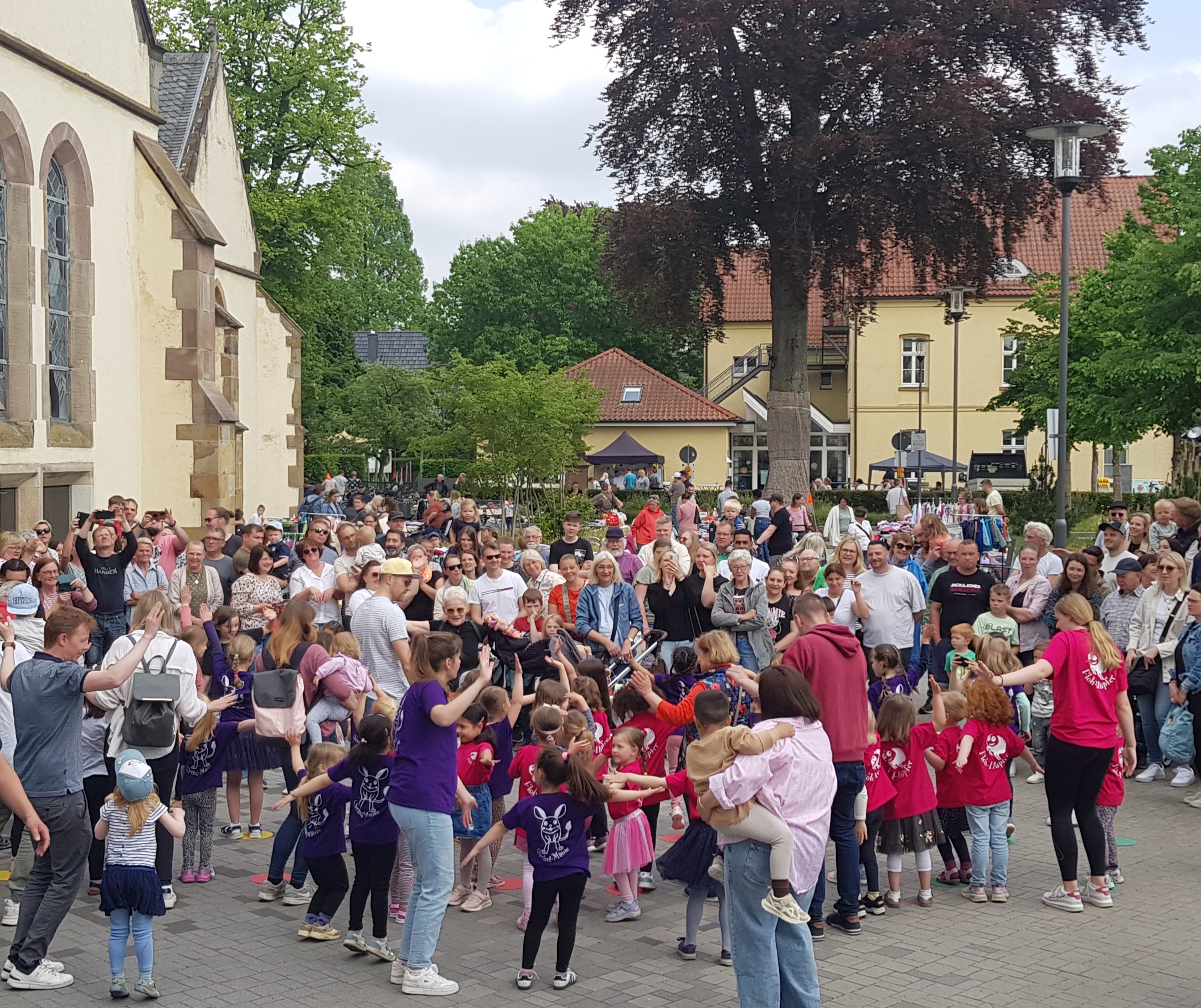 Mehr über den Artikel erfahren Die Flohhüpfer und die Springmäuse als Dance- Act beim Kitafest
