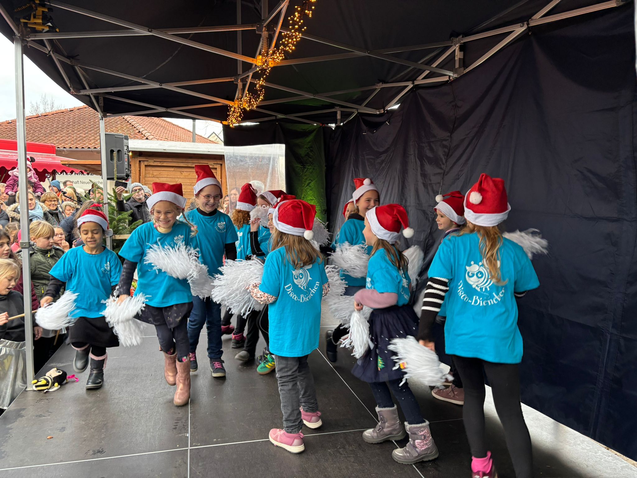 Mehr über den Artikel erfahren Tanzgruppen begeistern das Publikum auf dem Adventsmarkt in Nk
