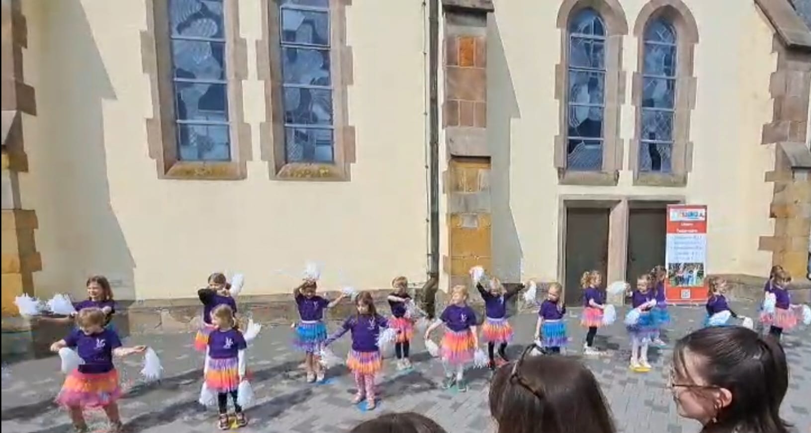 Du betrachtest gerade Neuenkirchener Tanzgruppen lassen Kitafest bunt erstrahlen